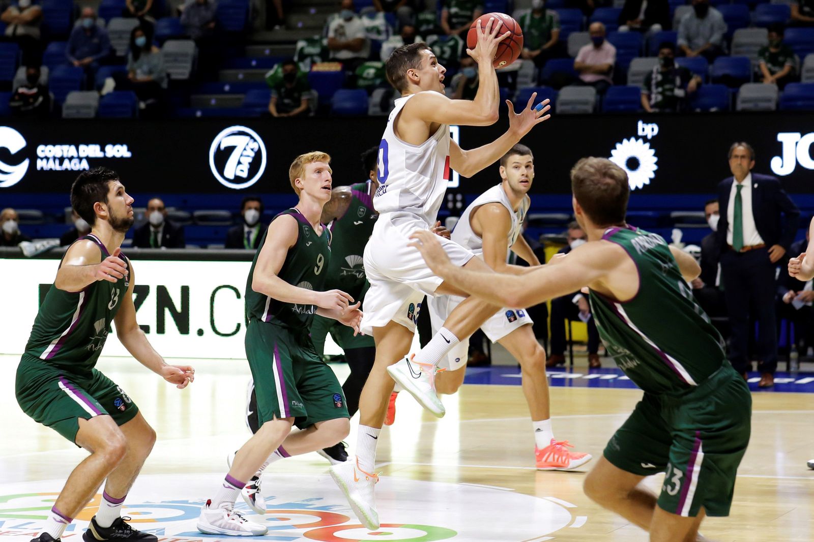 Una acción del Unicaja-Buducnost de la primera vuelta.