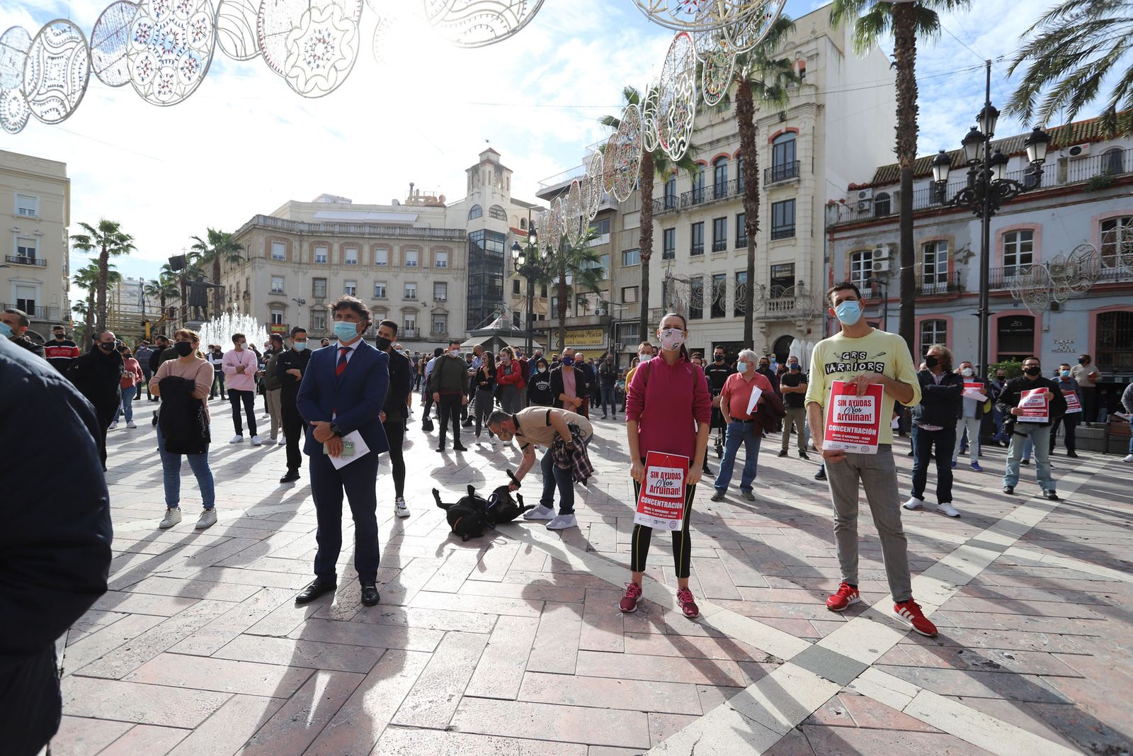 Imágenes de la concentración de los hosteleros de Huelva para reclamar ayudas.