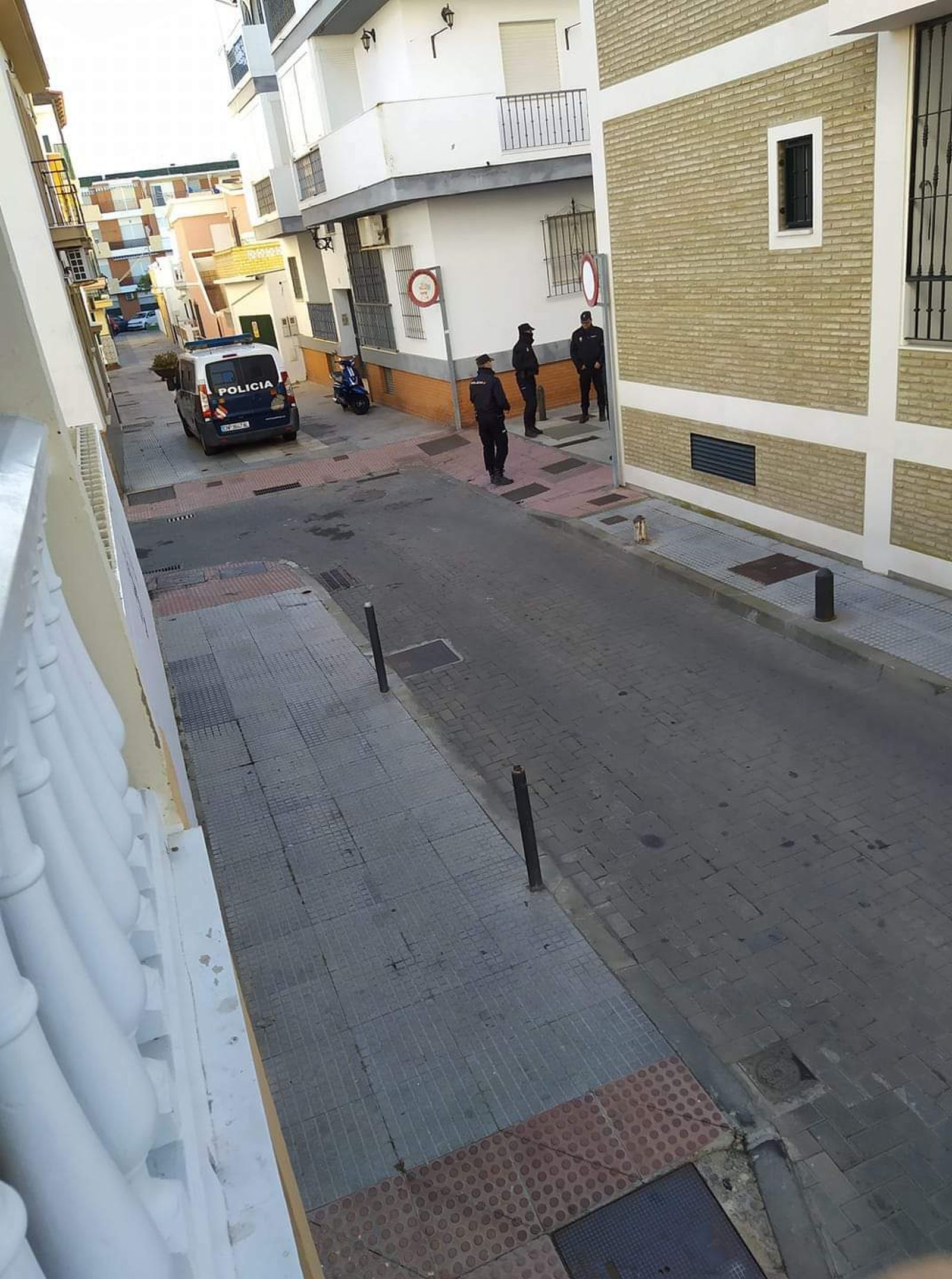 La Policía Nacional, esta mañana en la calle Calamar de Punta Umbría durante el dispositivo.