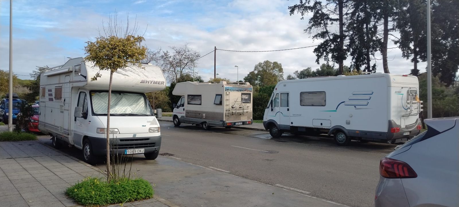 Caravanas estacionadas junto a uno de los nuevos supermercados de la avenida de Fuentebravía.