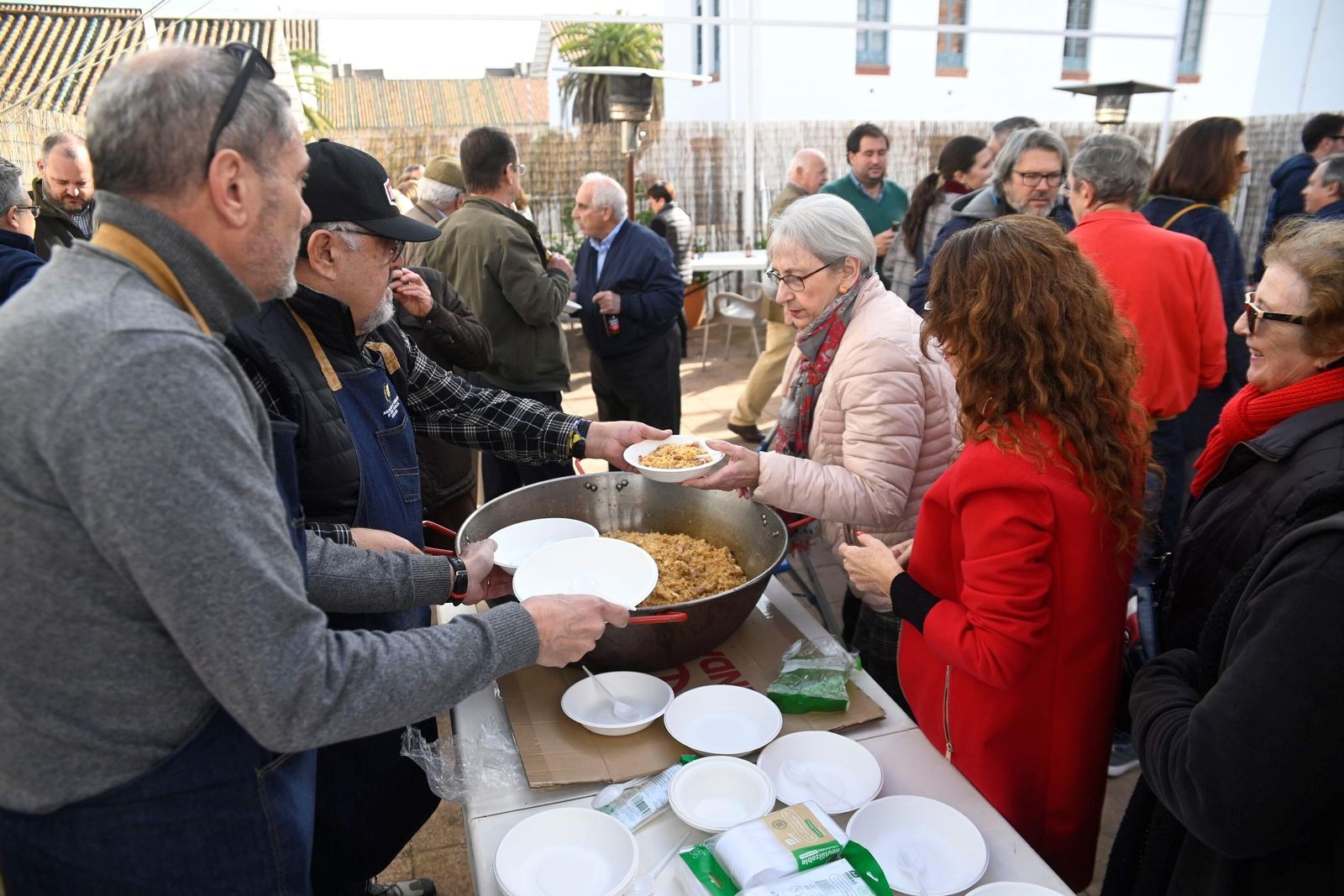 Las migas de la Cruz Blanca, en imágenes