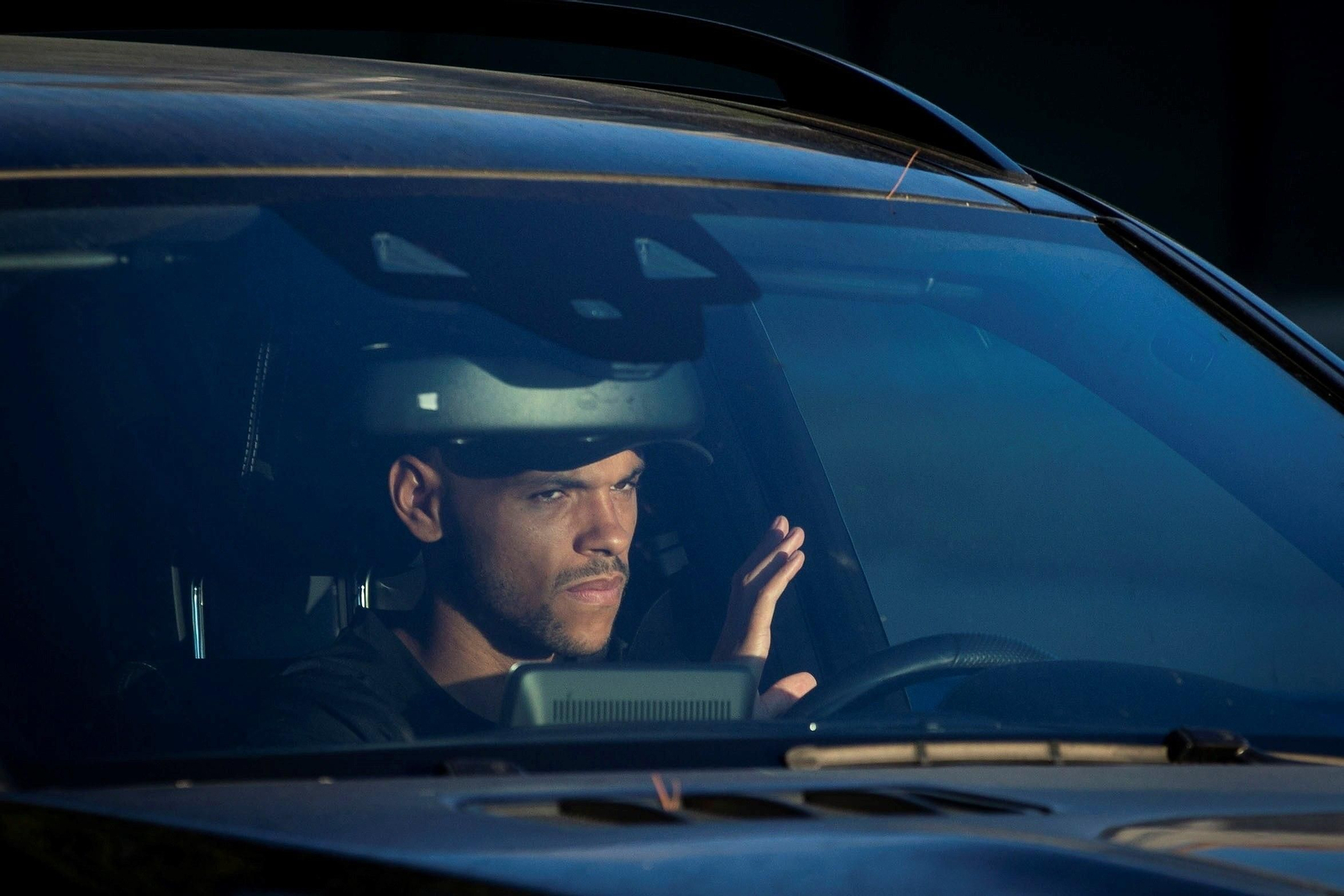 Braithwaite dentro de su coche para un entrenamiento del Barcelona.