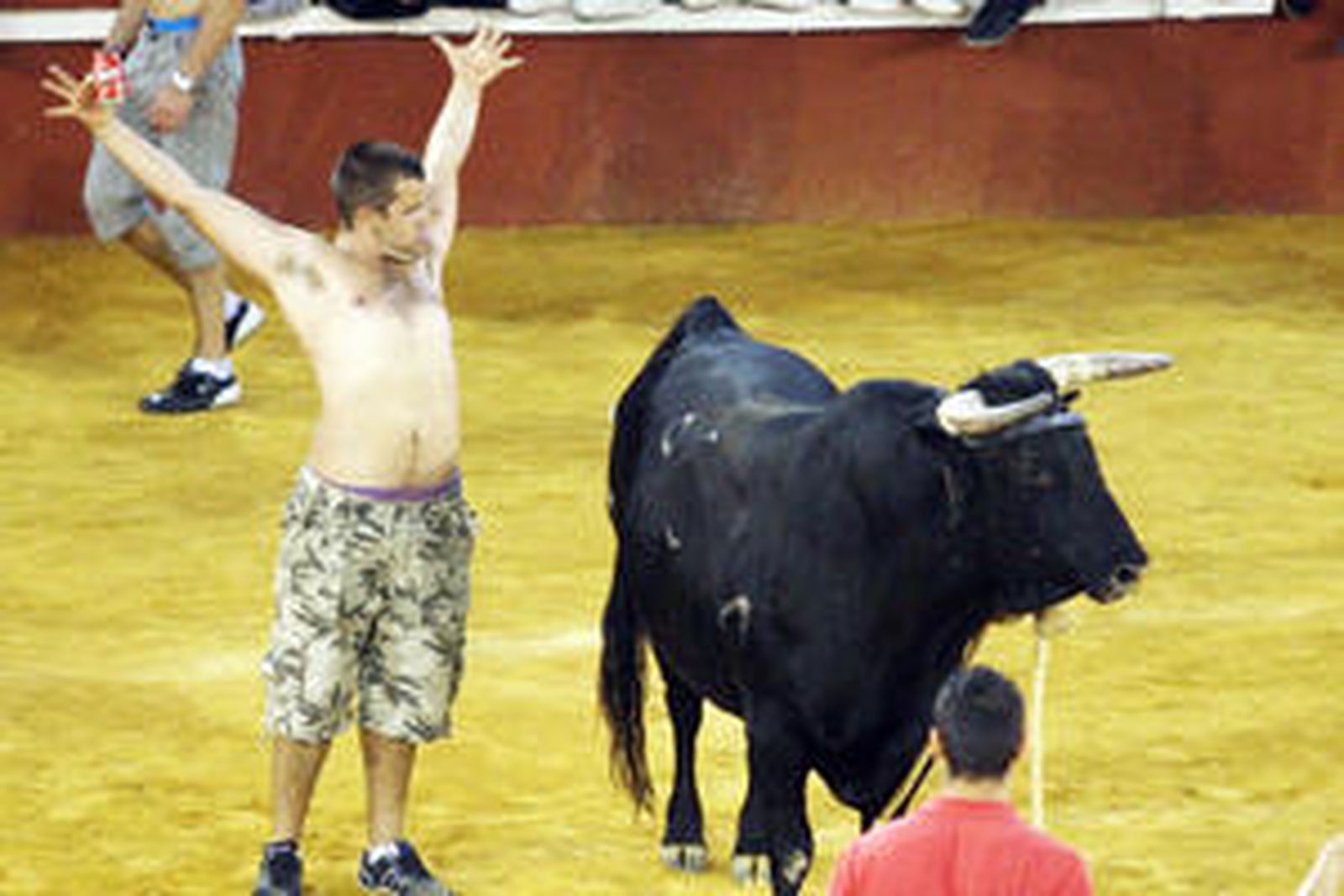 Con la suelta del llamado Toro del Aguardiente se pone el broche de oro a la feria de la localidad. No hubo que lamentar graves incidentes./Fotos:Paco Guerrero

Foto: Paco Guerrero