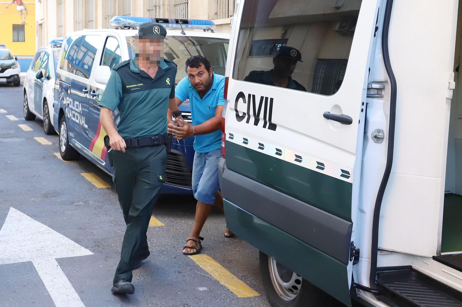 Imágenes de la vista de medidas cautelares por el apuñalamiento al jefe de la Policía Local de Punta Umbría.