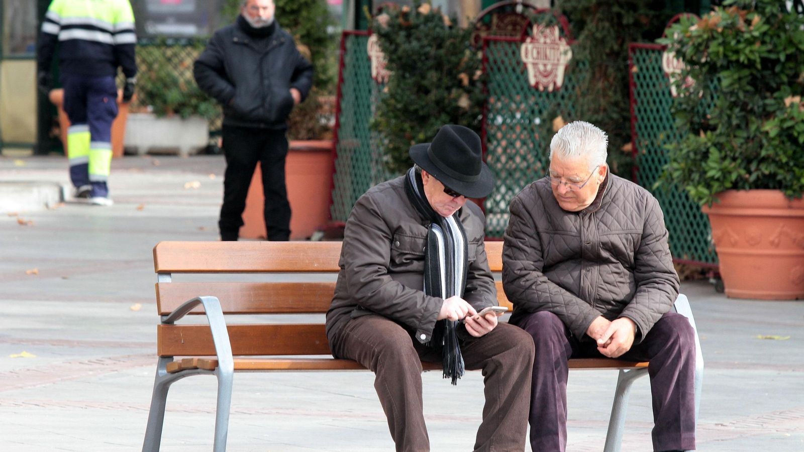 Dos personas mayores sentadas en un banco