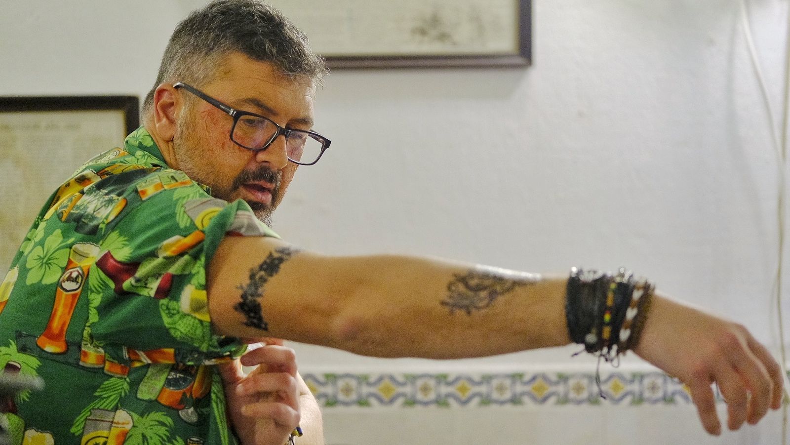 José Antonio Vera Luque con la camisa hawaiana y mostrando sus tatuajes.