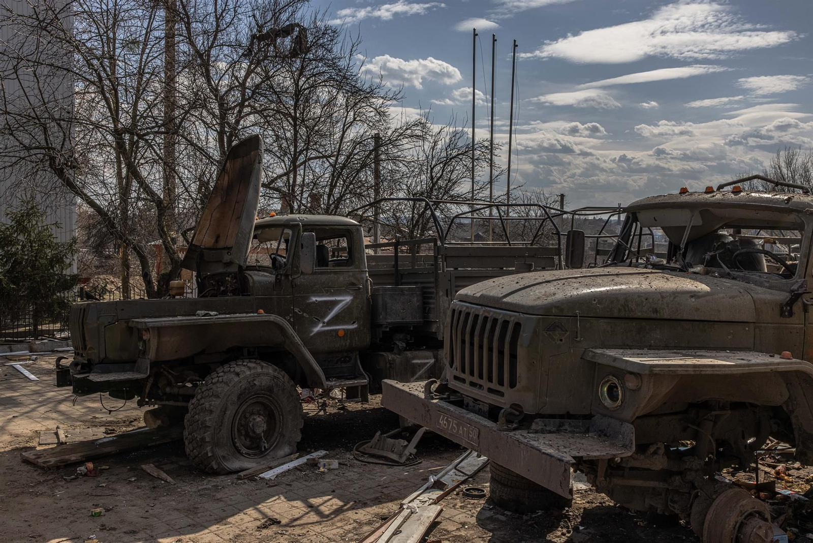 Vehículos militares rusos destrozados junto a la estación de tren donde las fuerzas rusas estaban estacionadas