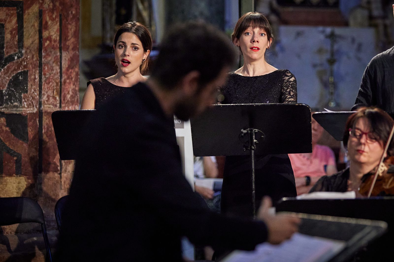 Jone Martínez y Lucía Caihuela, con la violinista Helena Zemanová y el director Albert Recasens en primer plano.