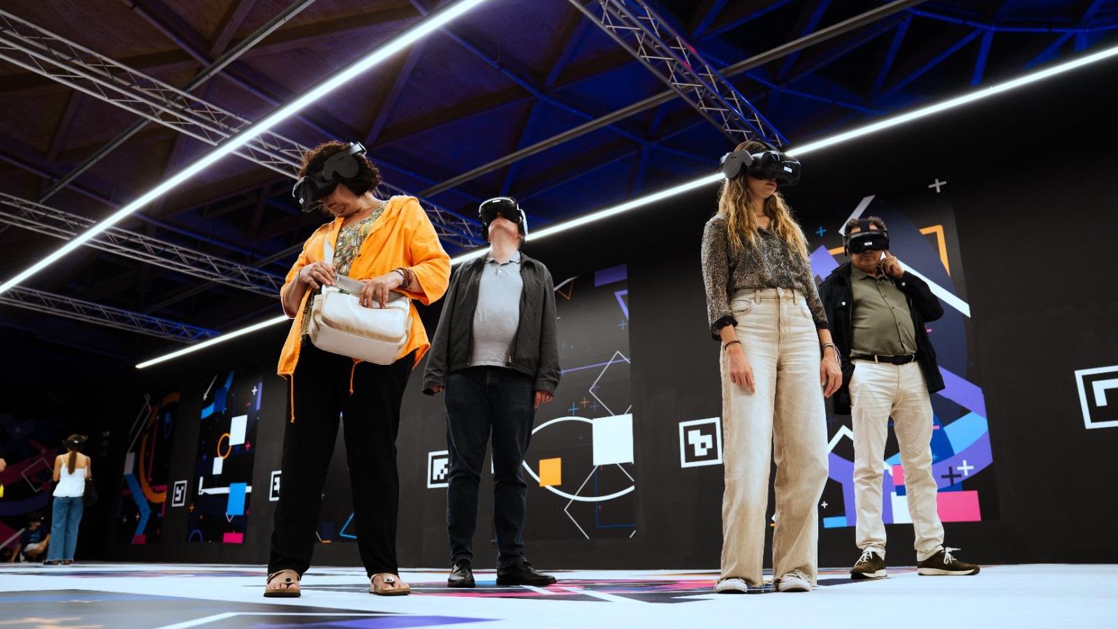 Espectadores con las gafas de realidad virtual con las que se vive la experiencia.