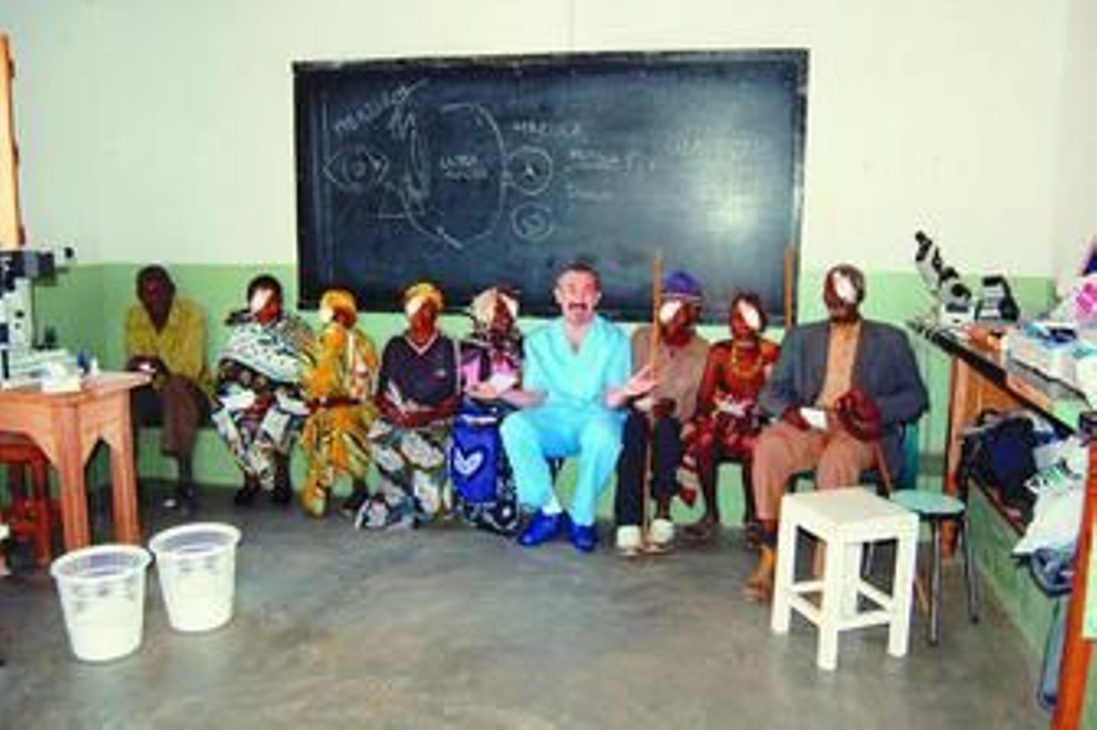 El doctor Pedro Caro tras las operaciones a varios nativos de Tanzania, uno de los últimos proyectos de colaboración con la fundación La Arruzaba.