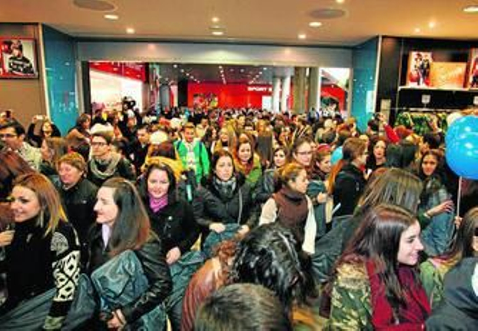 1. La multitud se agolpa ante las puertas de Primark. 2. Las dos plantas del centro comercial abarrotadas de gente. 3. Holea es una gran superficie al aire libre y ornamentada con plantas. 4. El acceso para coches está perfectamente señalizado, así como la entrada al aparcamiento subterráneo. 5. Una de las escaleras simula la forma de un piano, sonando música al pisar las teclas negras.