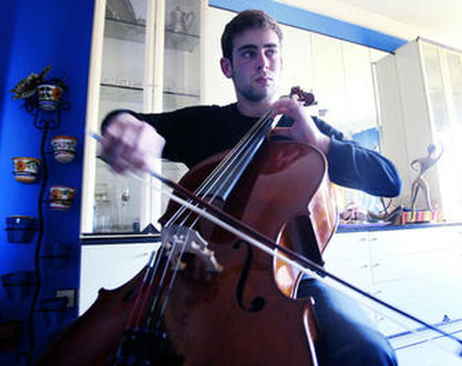 Francisco Javier ensayaba ayer con su violonchelo en el salón de su casa.