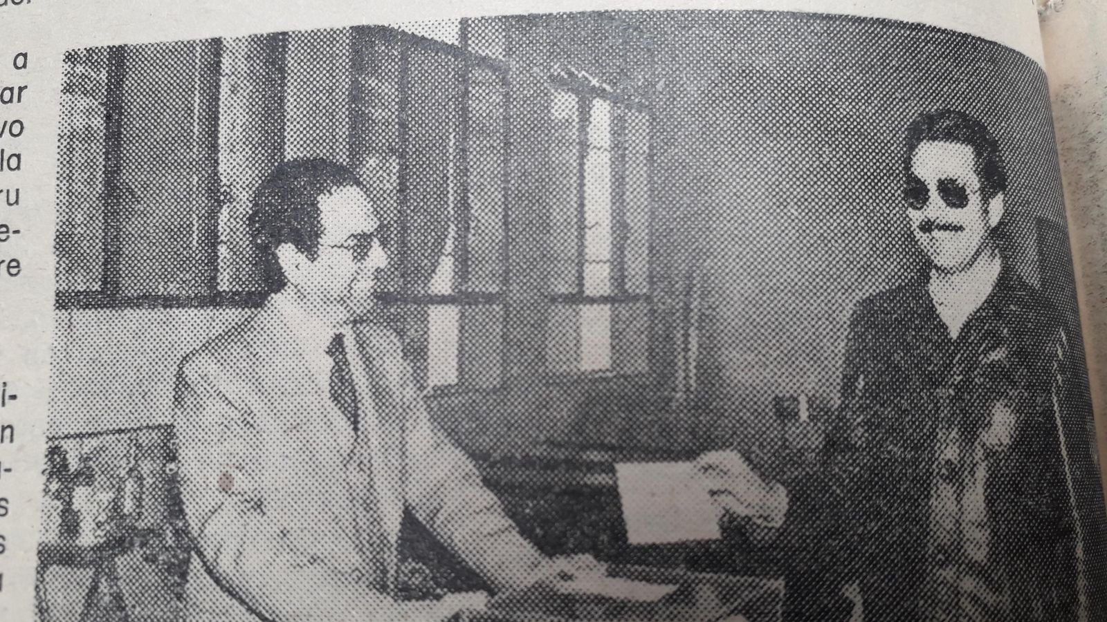 El candidato del PSOE, votando.