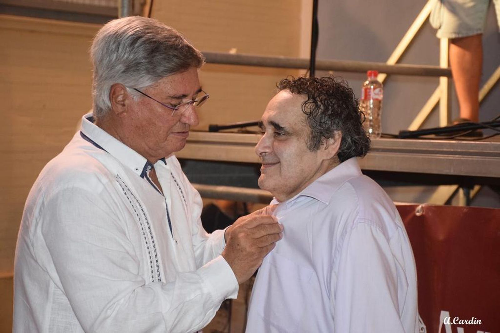 Antonio Montiel, presidente del Aula de Cultura, impone la insignia a El Noly.