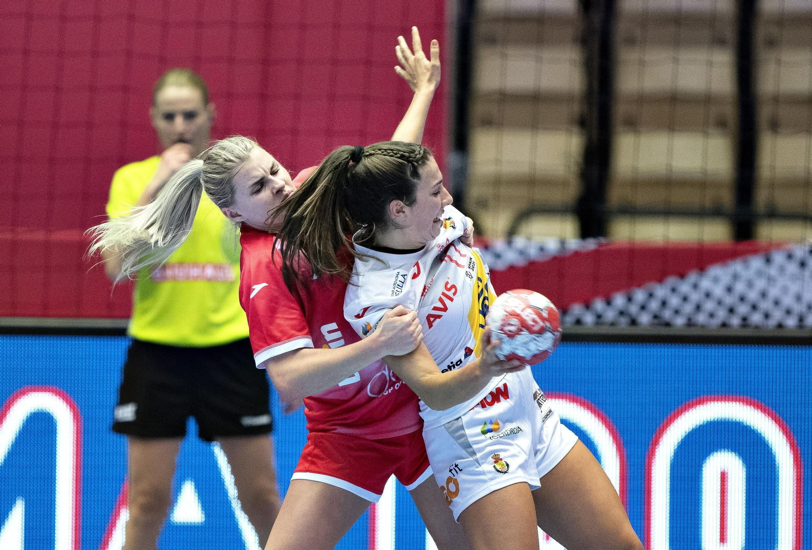 La rusa Kristina Kozhokar sujeta a la algecireña Jennifer Gutierrez