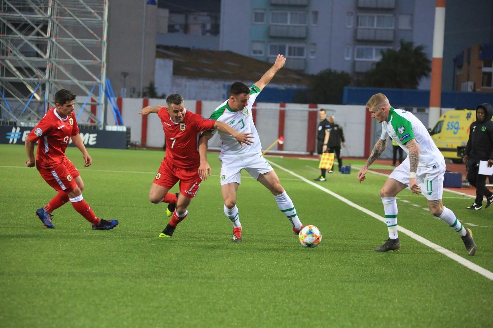 El gibraltareño Lee  Casciaro  pugna por la pelota con el irlandés Stevens.