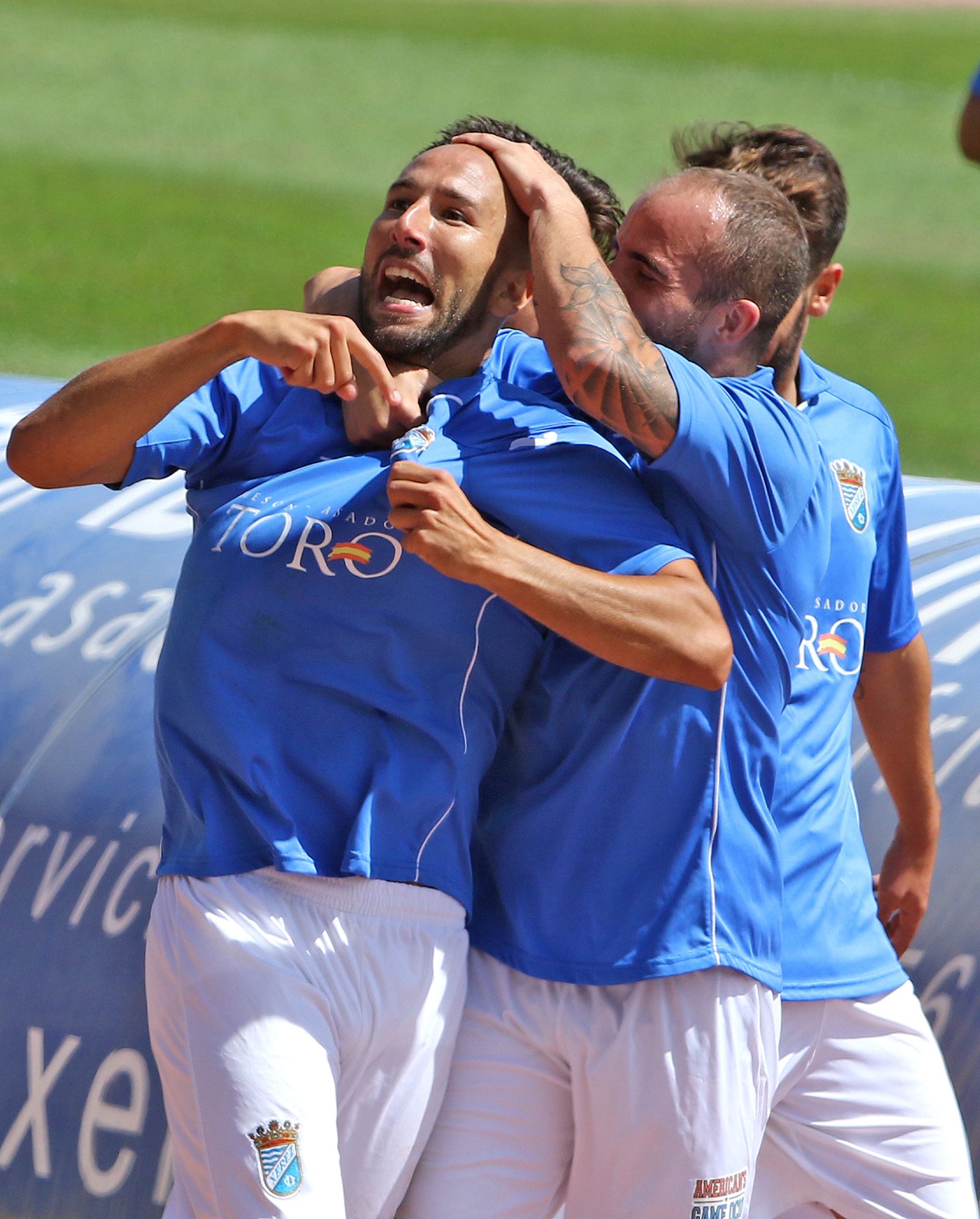 Quirós celebra su golazo al Cartaya mientras es felicitado por sus compañeros.