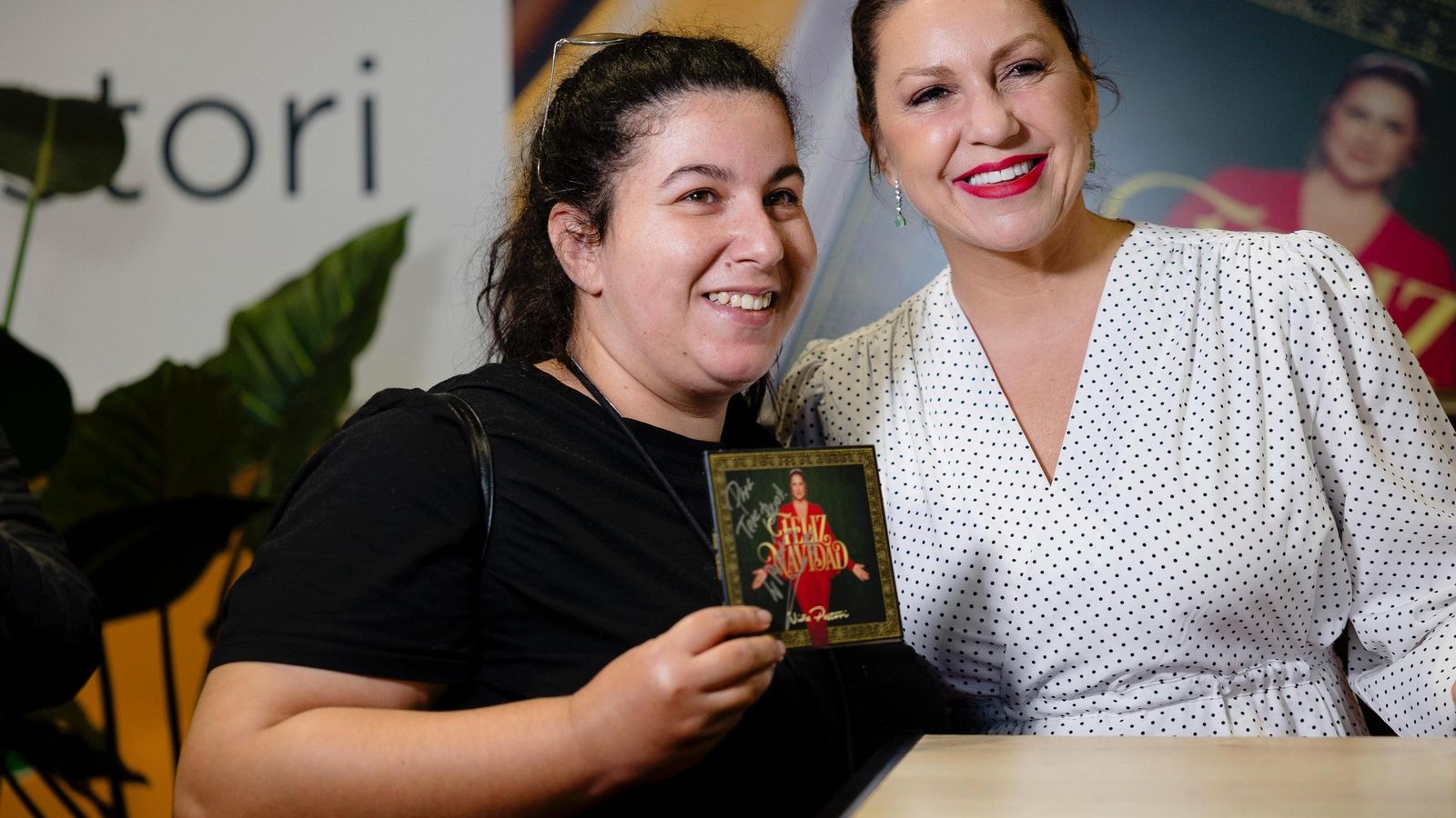 Las imágenes de la firma de discos de Niña Pastori en Cádiz