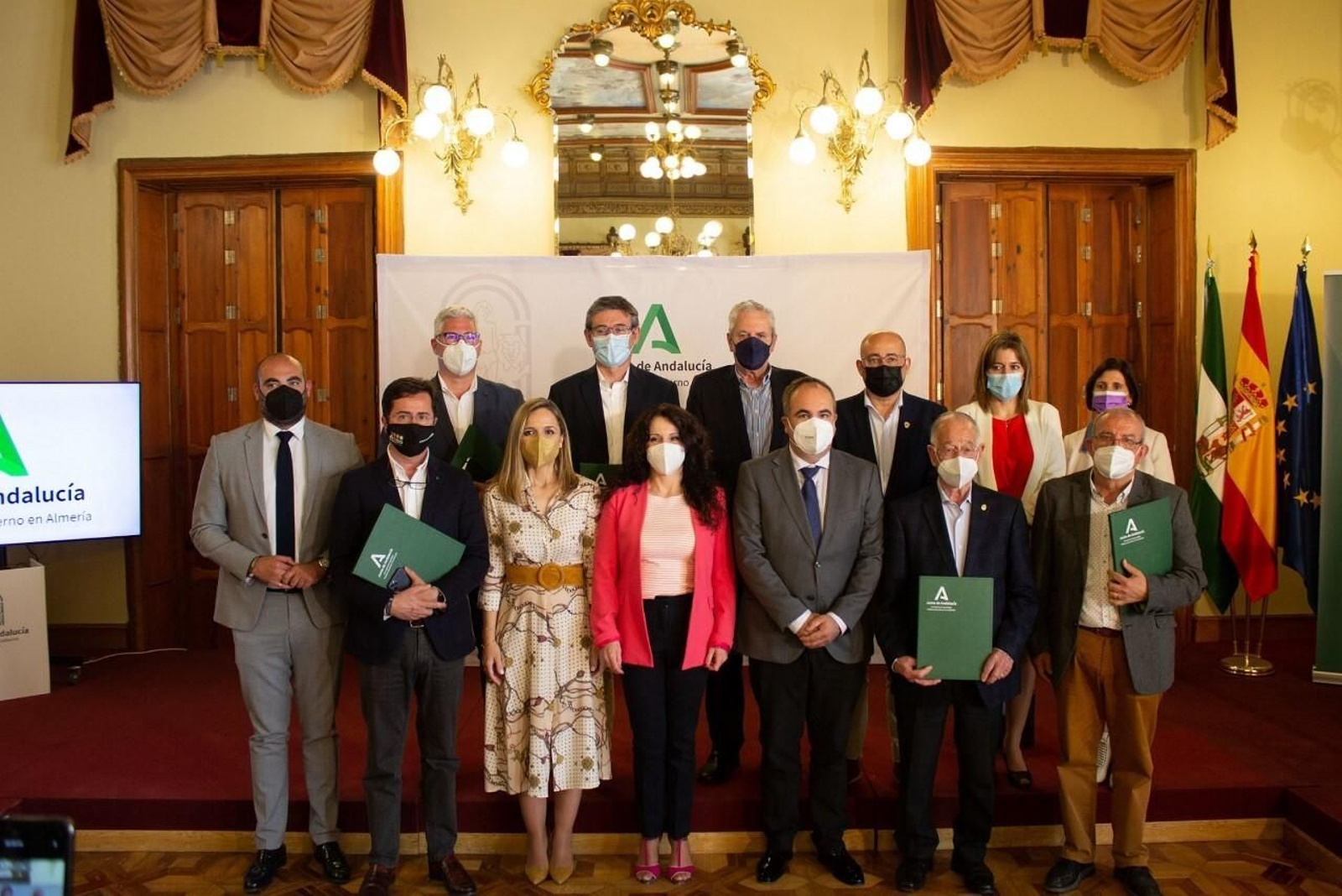 La consejera de Igualdad junto a los alcaldes de los nueve municipios con los que ha firmado el convenio, además de la delegada del Gobierno de la Junta en Almería y el delegado territorial de Igualdad