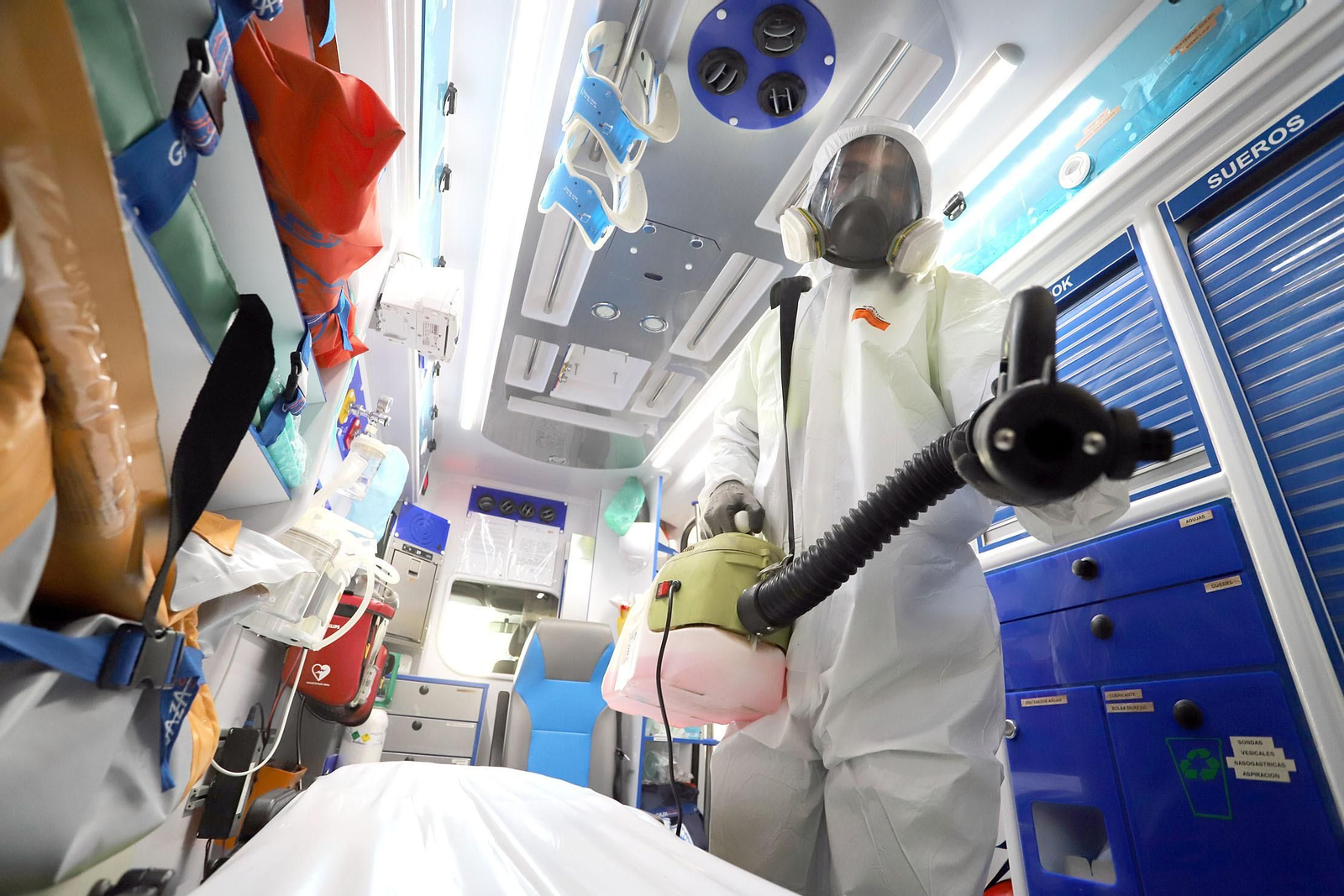 Imágenes del plan de limpieza y desinfección que lleva a cabo el Consorcio de transporte sanitario de Huelva en sus ambulancias.