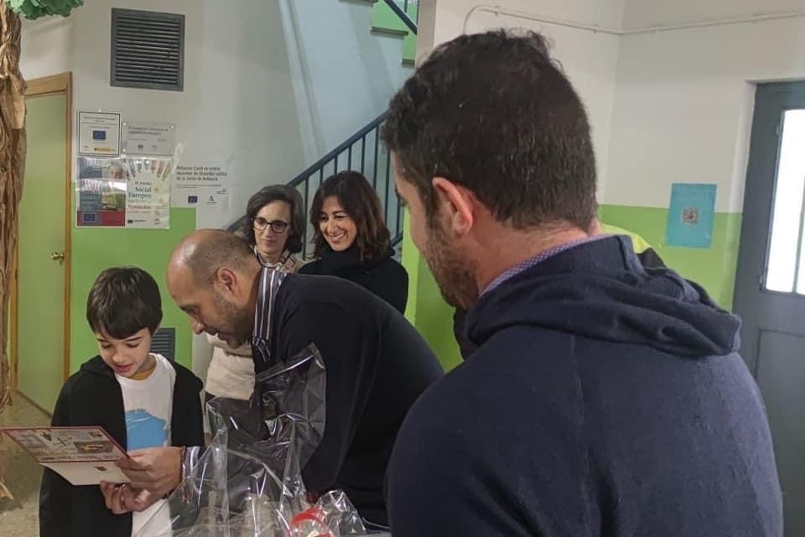 Alumno ganador del concurso de postales navideñas organizado por el  colegio Virgen de la Paz  de Otura