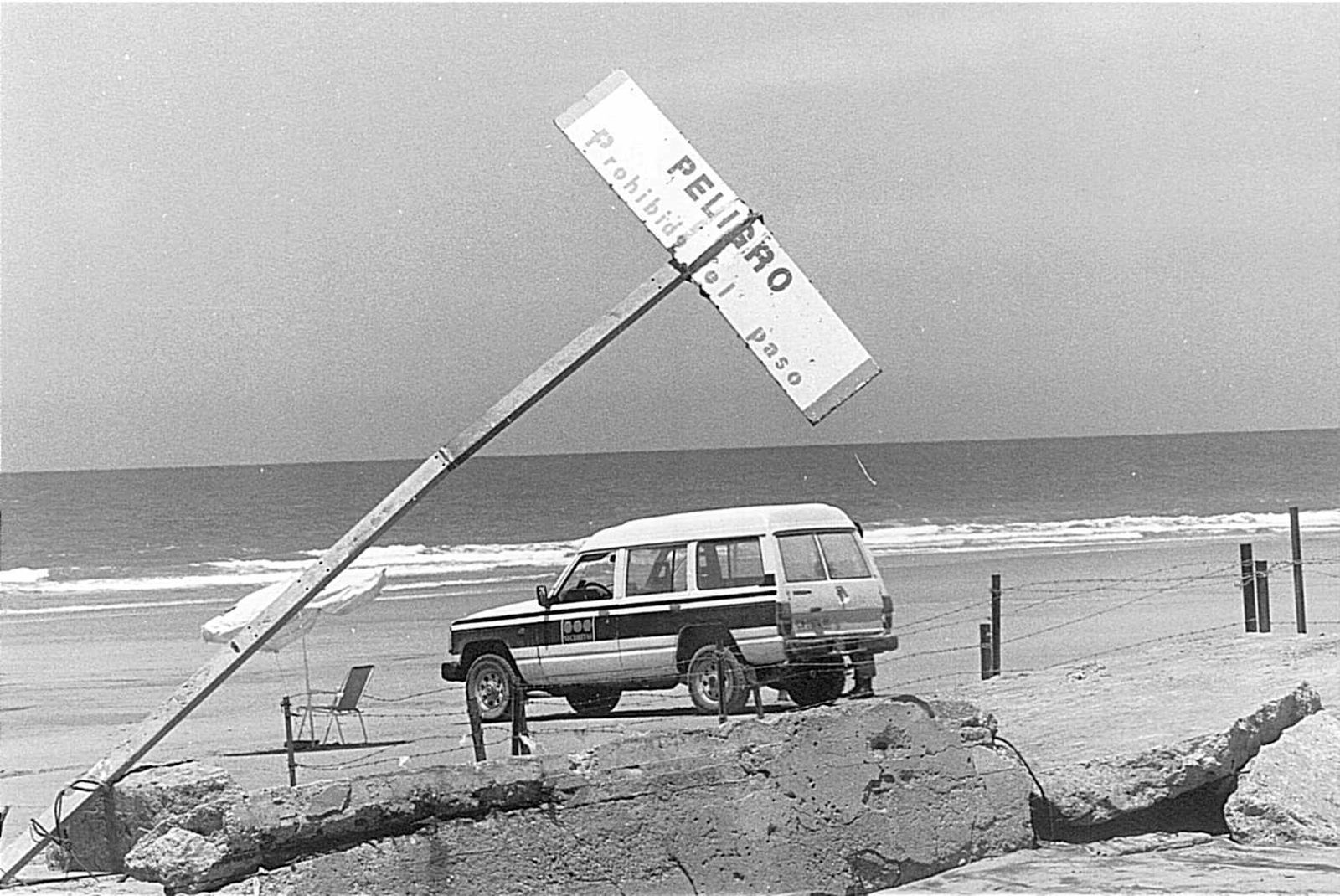 En 1996 Defensa delimita la zona prohibida de la playa con alambres.