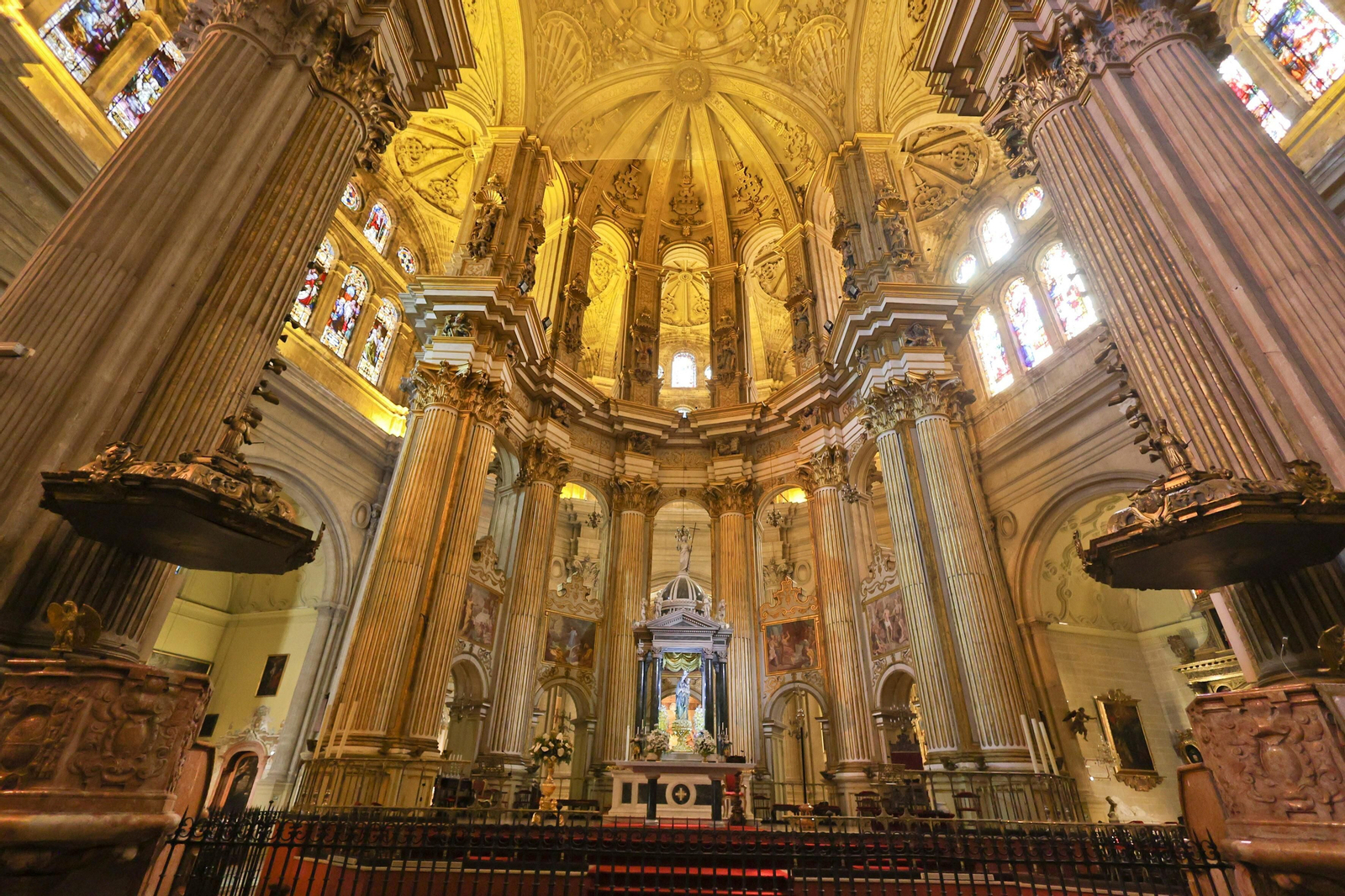 Colocan la primera viga de la nueva cubierta de la Catedral de Málaga, en fotos