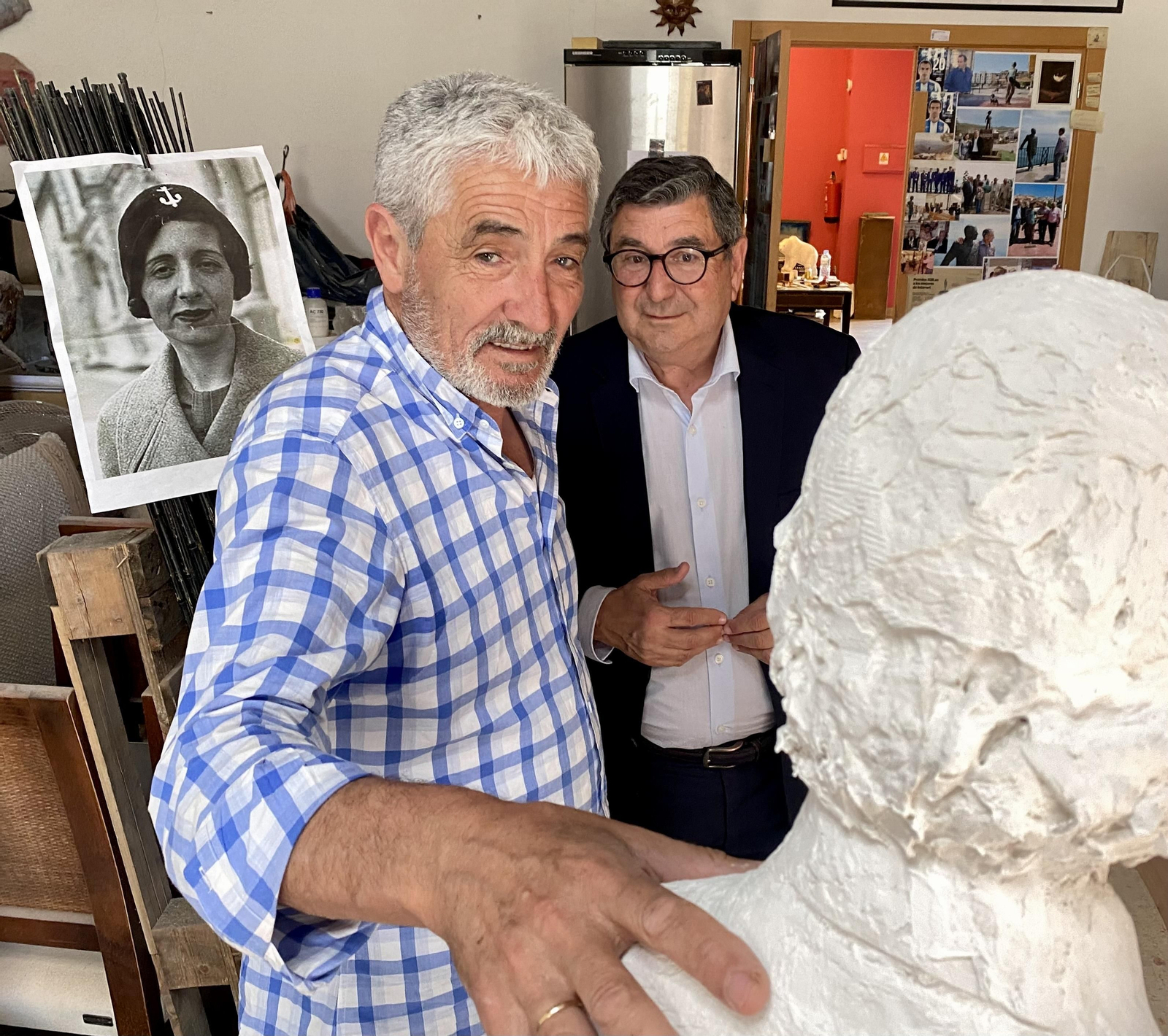 El alcalde de Vélez y el artista en su estudio. El alcalde de Vélez y el artista en su estudio.