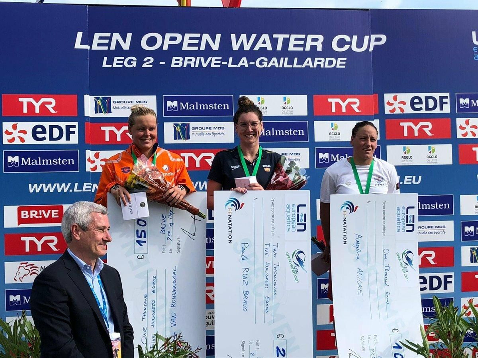 Paula Ruiz, en el podio tras lograr la victoria.