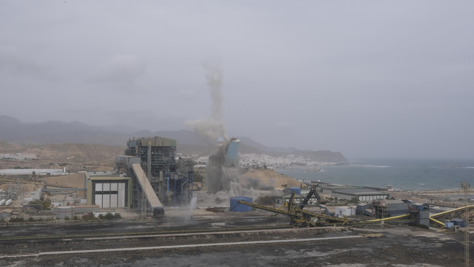 El derribo de la Torre Litoral de Endesa en Carboneras, en imágenes
