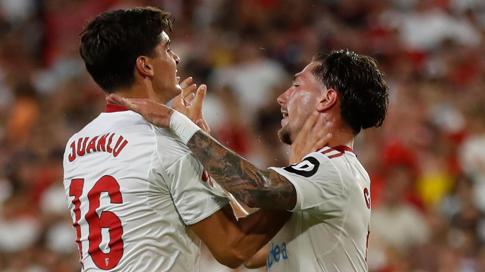 Juanlu y Carmona celebran el empate del Sevilla.