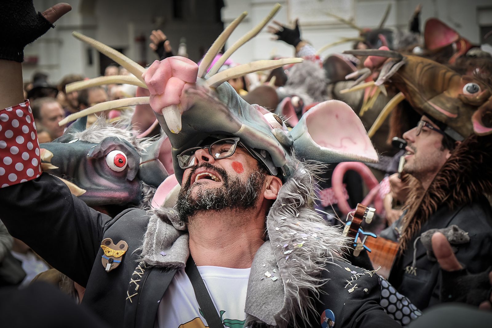 Una chirigota callejera cantando en el Carnaval de Cádiz 2017.