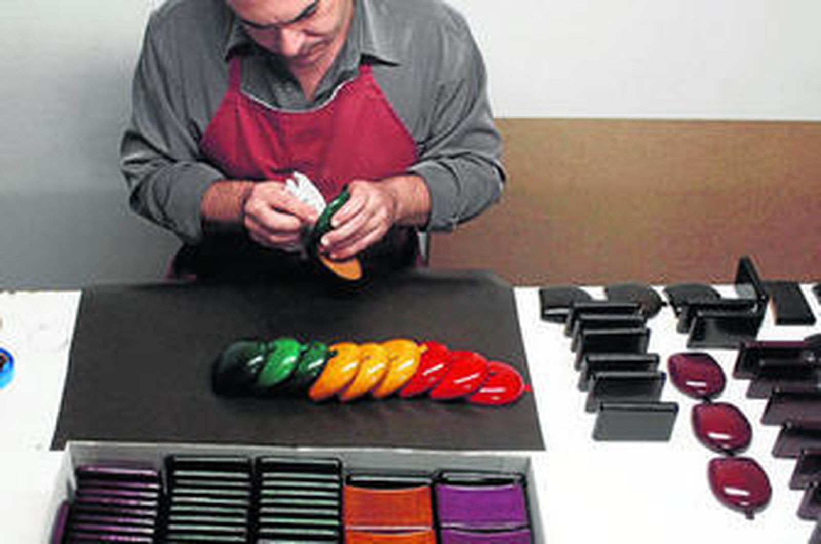 Un operario trabajando en una factoría marroquinera de un municipio de la Sierra de Cádiz, en una imagen de archivo.