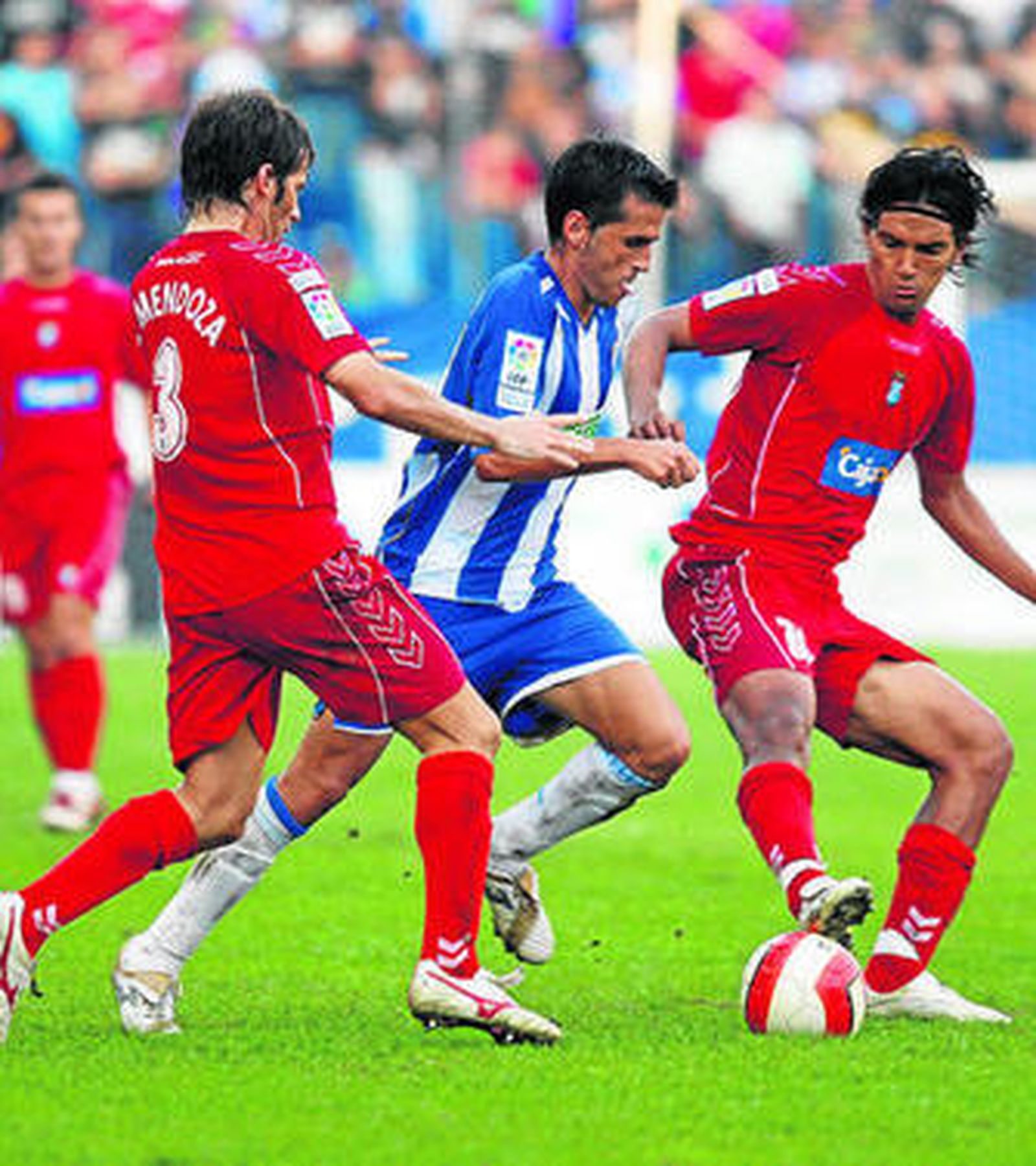 Cheli deja atrás a dos jugadores del Xerez, el año pasado.
