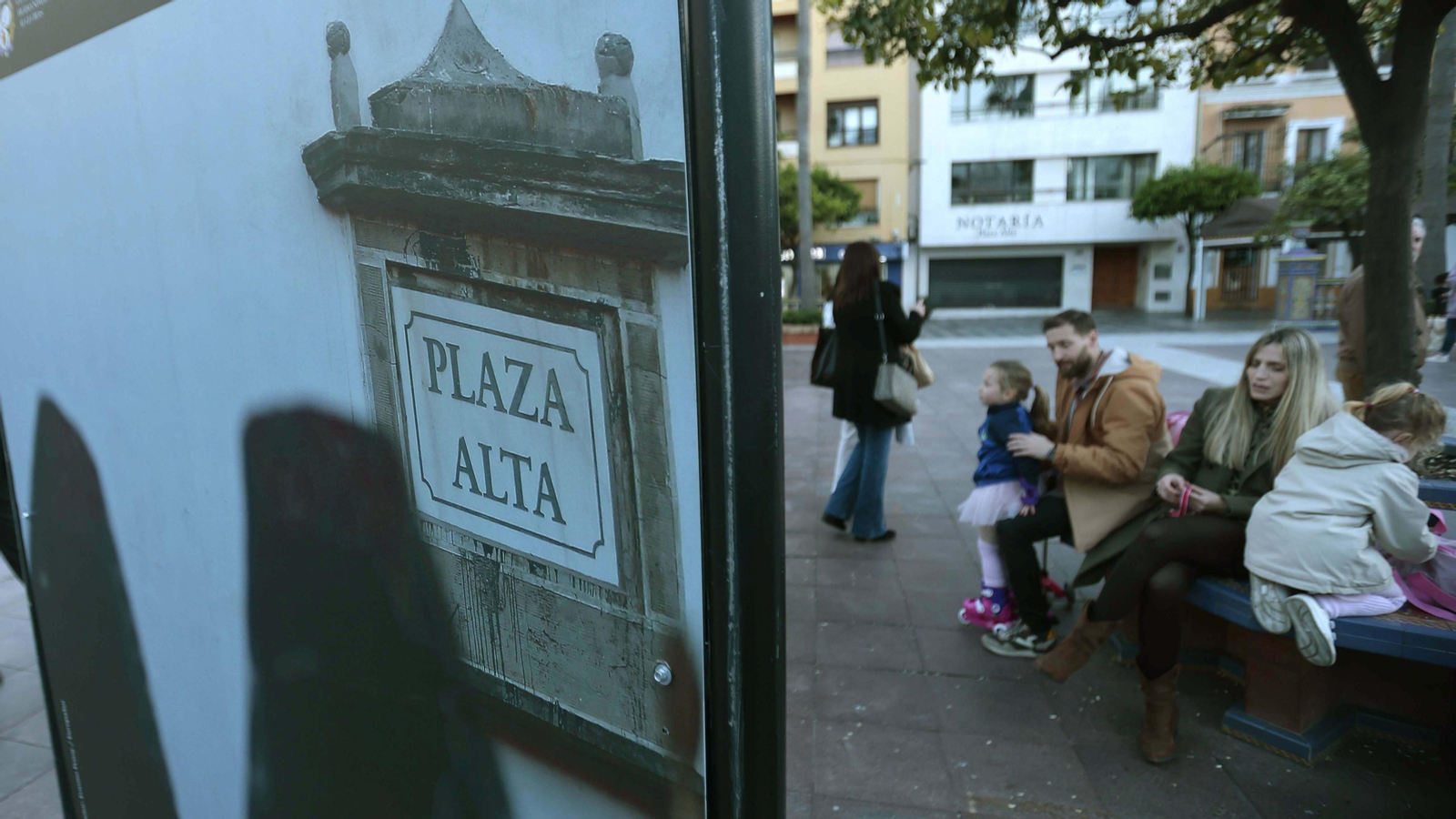 La exposición fotográfica de la Magna Mariana en la Plaza Alta de Algeciras, en imágenes