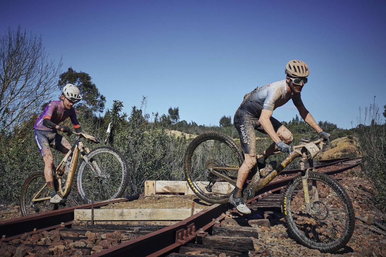 Dos participantes de La Leyenda de Tartessos durante la primera etapa este jueves.