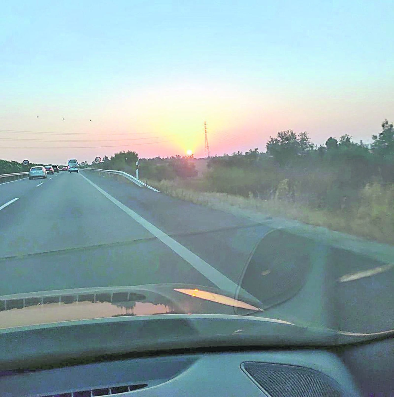 El sol declinante en la autopista Cádiz-Sevilla.