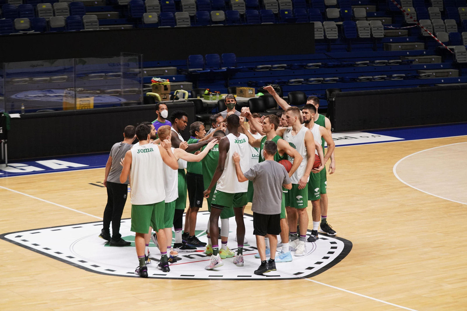 Piña de la plantilla en el Carpena tras un entrenamiento.