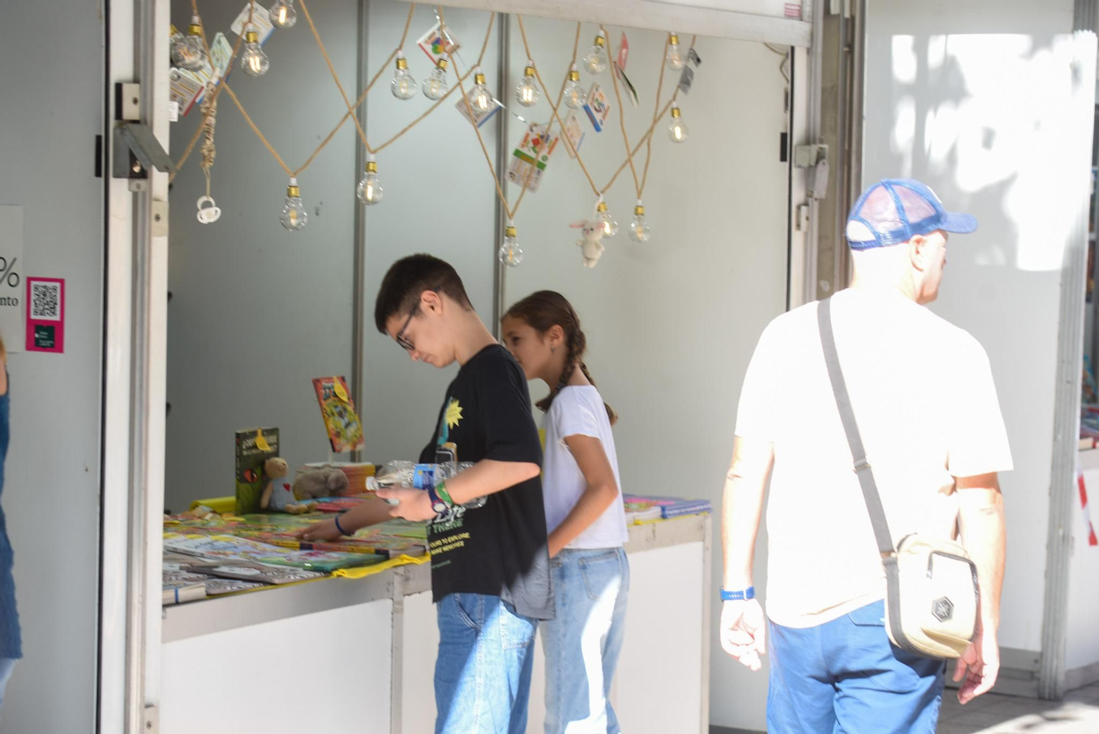 El mejor ambiente de la Feria del Libro de Córdoba en una de sus grandes jornadas, en imágenes