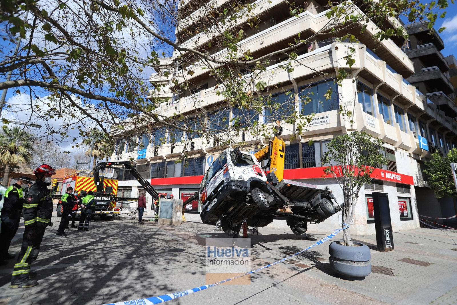 Un camión cesta vuelca con su operador en la plaza XII de Octubre provocando un gran susto