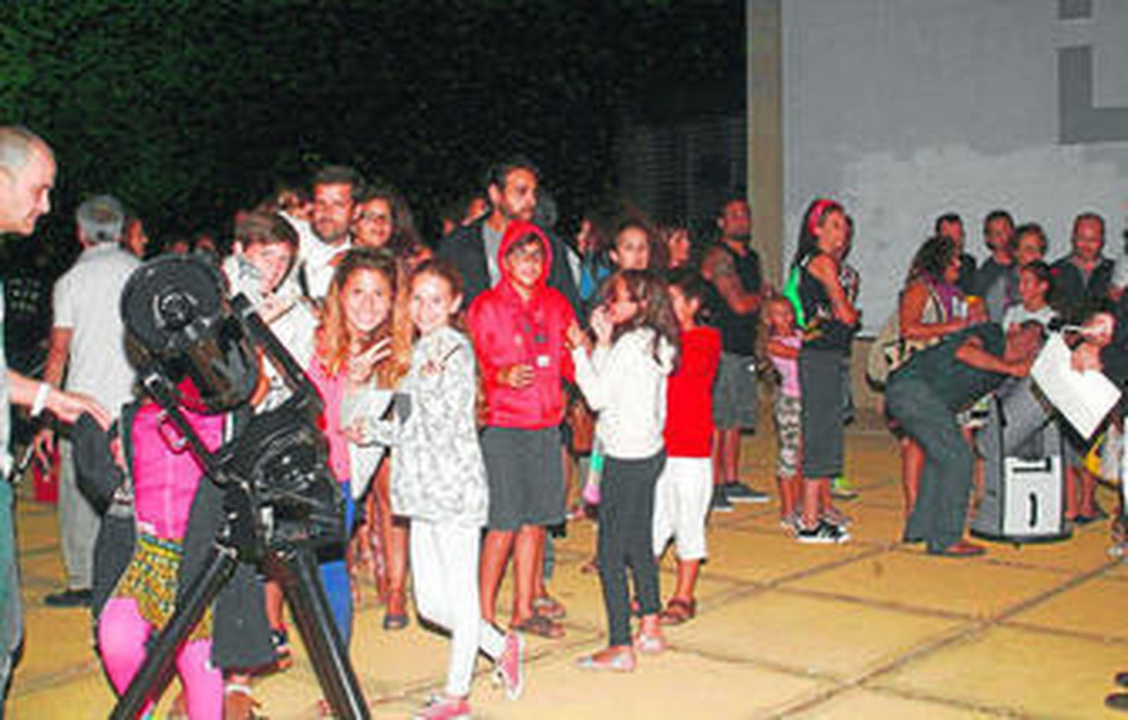Observación con los telescopios de la Agrupación Astronómica en el centro de visitantes del Parque Natural.