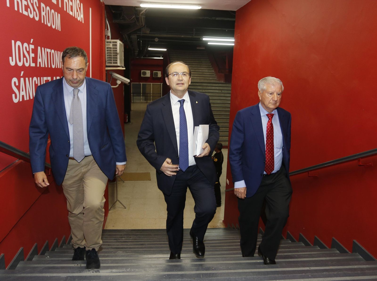 José Castro, flanqueado por Jesús Gómez y Gabriel Ramos, en el estadio.