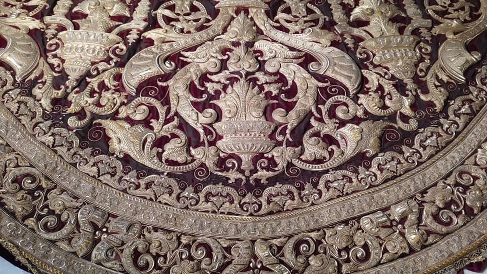 El manto de la Virgen del Socorro antes de ser restaurado