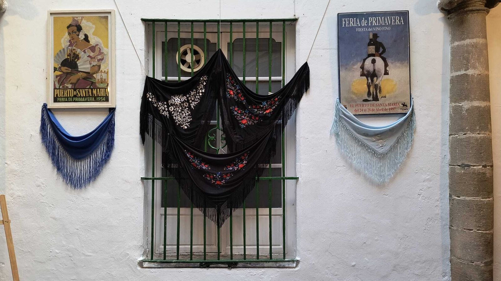 El patio de la Academia de Bellas Artes se ha preparado para el evento con un  ambiente de Feria.