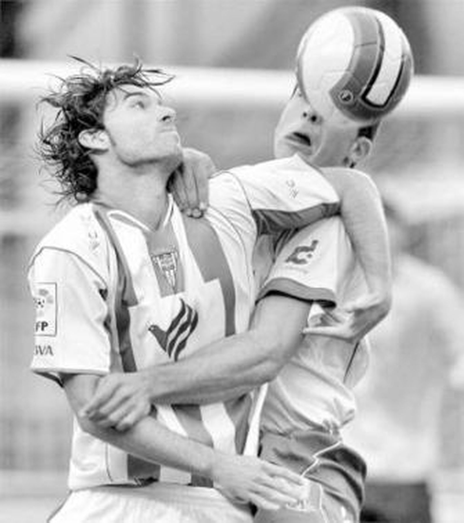 Los jugadores del Poli Ejido celebran, alborozados, el gol del empate ante el Córdoba en El Arcángel.