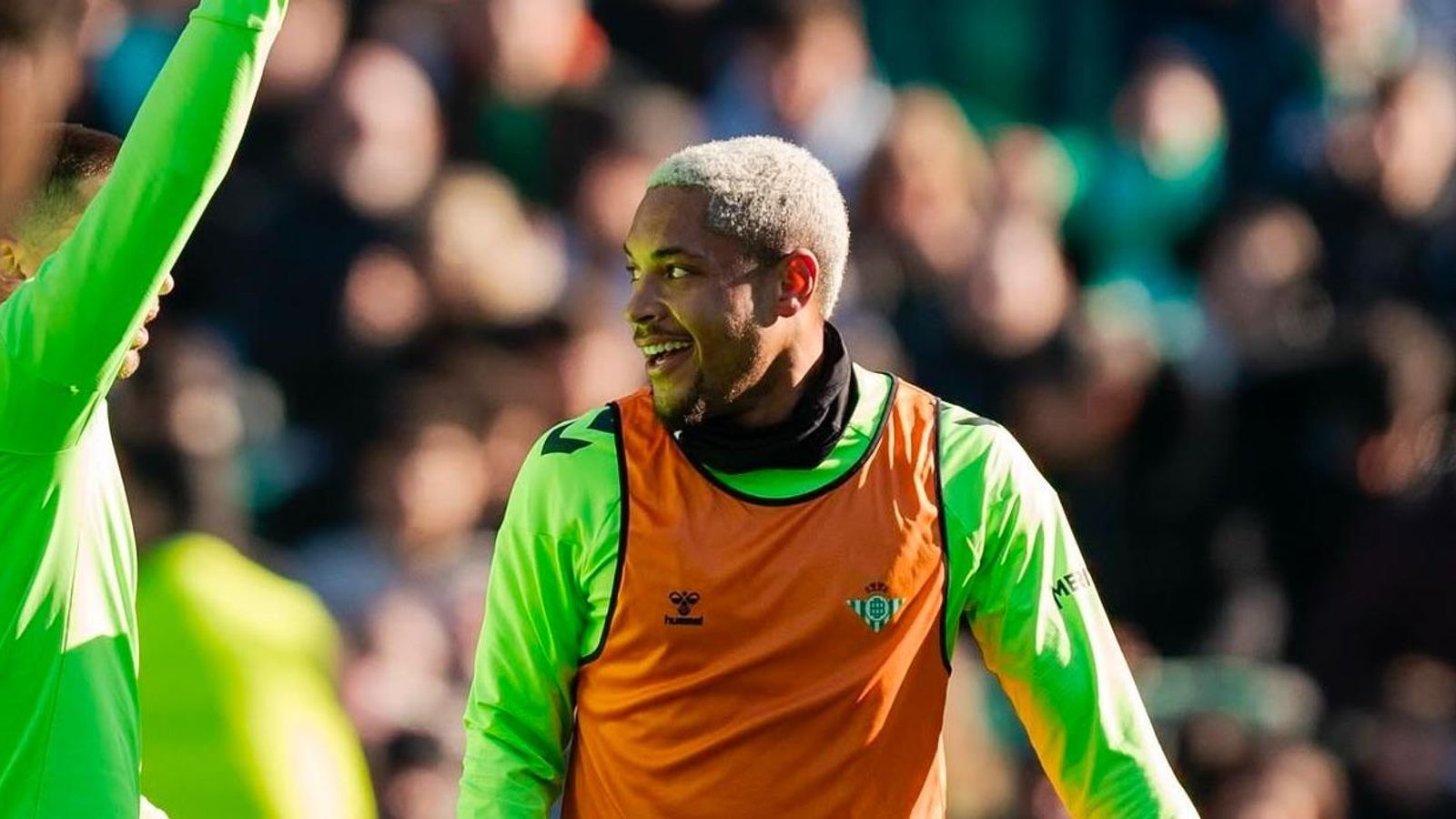 Vitor Roque entrena con el Betis en el Benito Villamarín