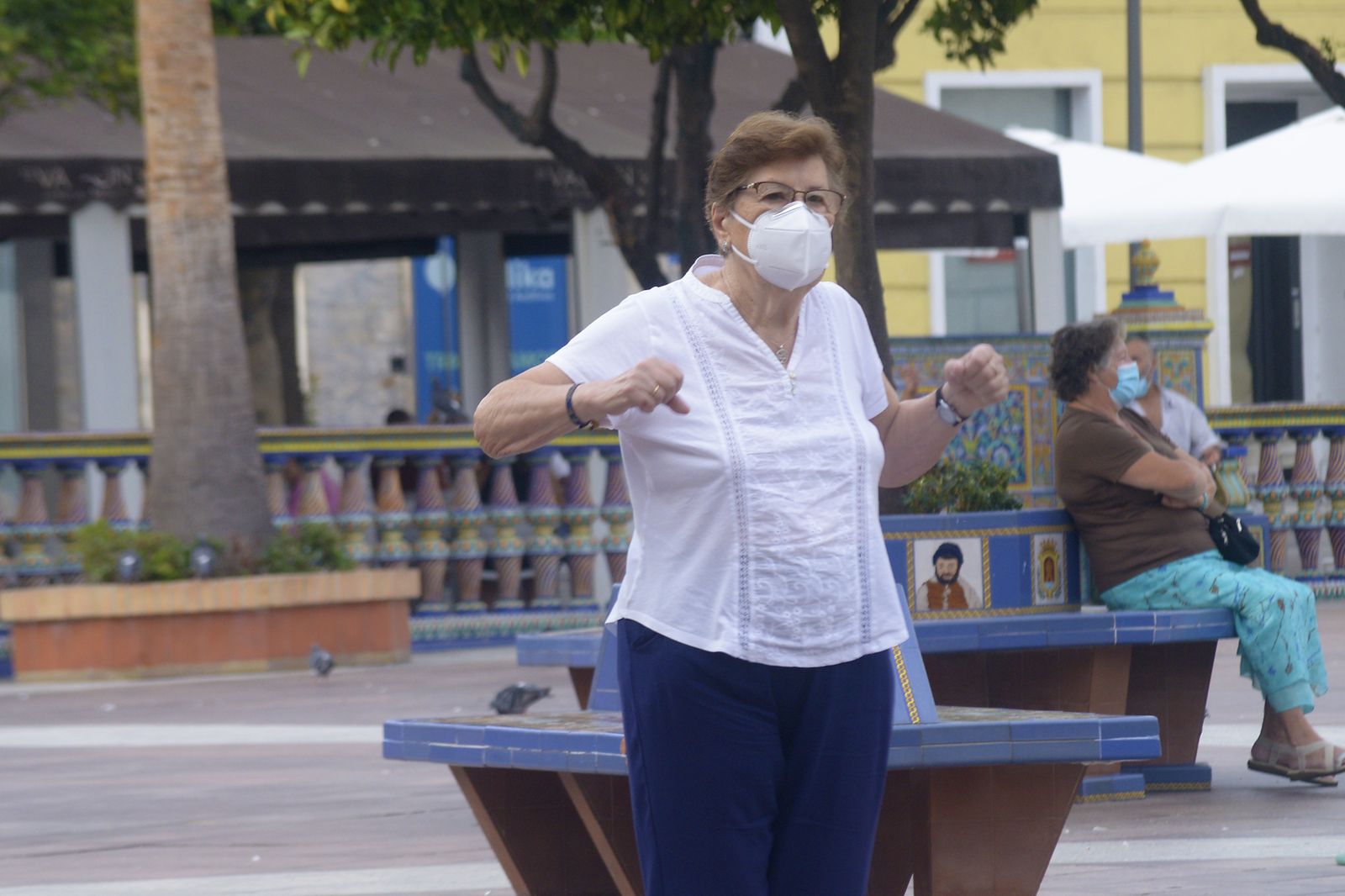 Fotos de personas mayores haciendo gimnasia en la Plaza Alta