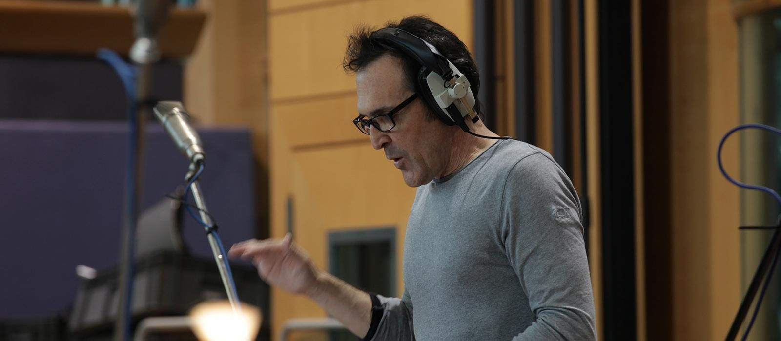 El compositor donostiarra Alberto Iglesias dirigiendo una grabación.