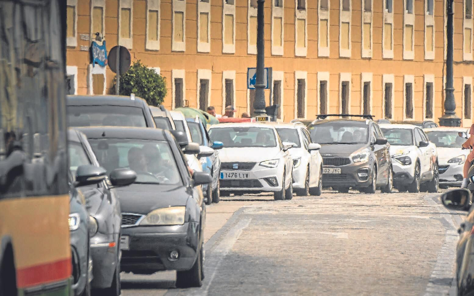 El sistema semafórico instalado en la obra provoca colas que pueden llegar a atravesar todo el Campo del Sur, desde la Caleta hasta las Puertas de Tierra.