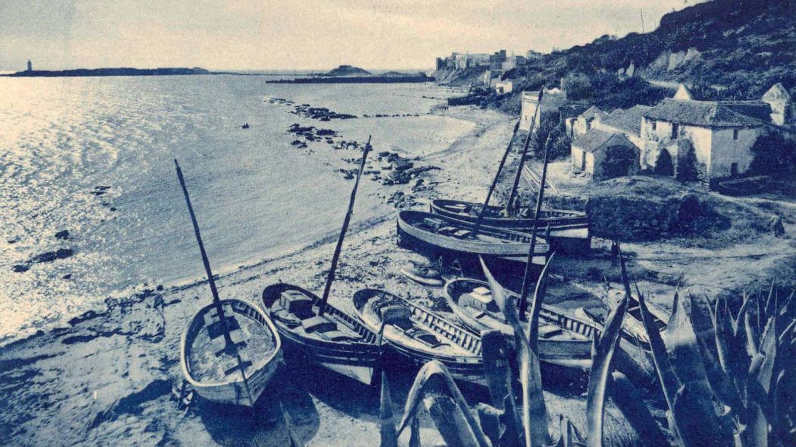 Embarcaciones de pesca en la playa de la Caleta. Fotografía de M. Ruffo hacia 1930 (Colección de J. A. Patrón).